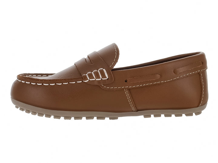 Zapato tipo mocasín color café para Niño con costuras blancas y suela dentada.