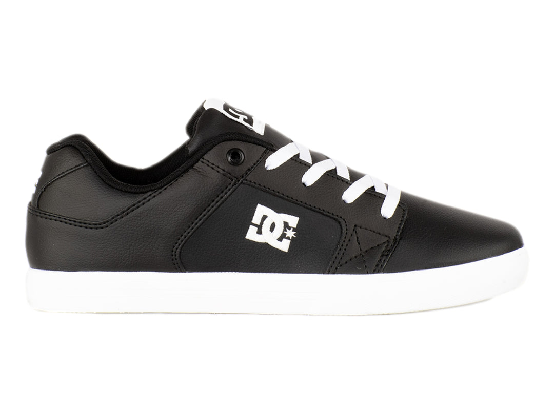 Tenis DC Shoes color negro con suela y agujetas blancas.