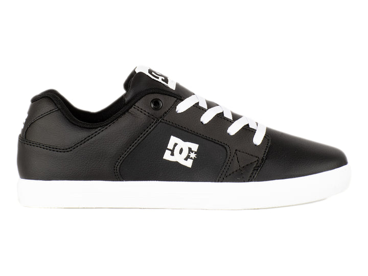 Tenis DC Shoes color negro con suela y agujetas blancas.