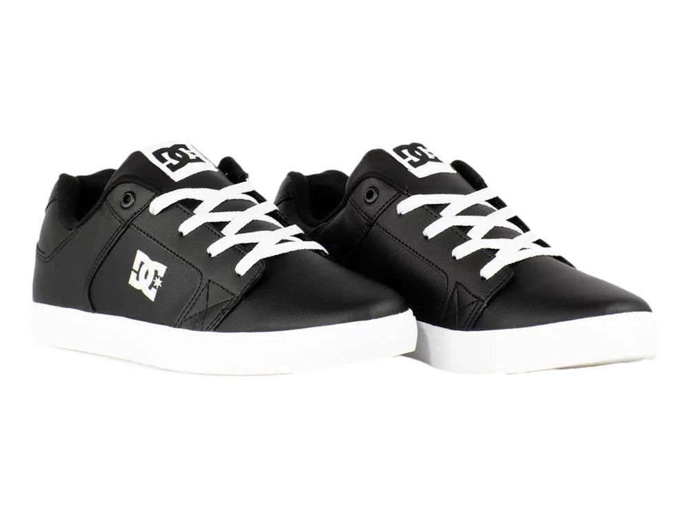Tenis DC Shoes color negro con suela y agujetas blancas.