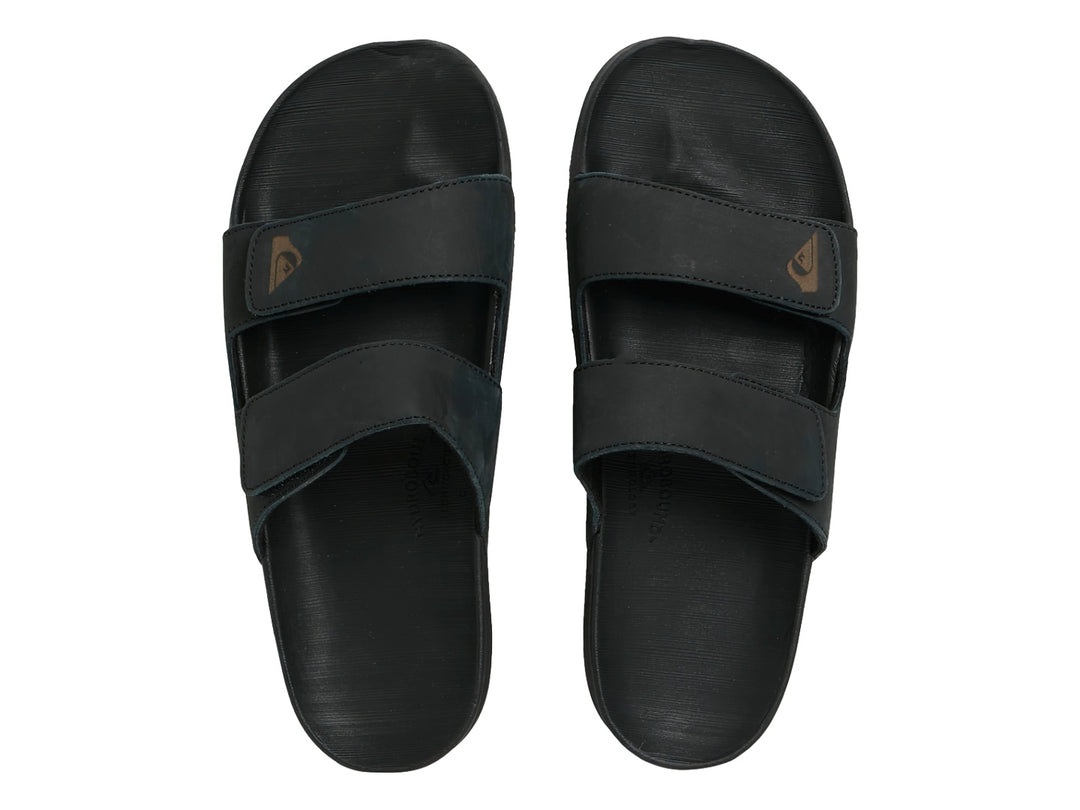 Sandalia negra de cuero Quiksilver con dos correas ajustables y suela plana.