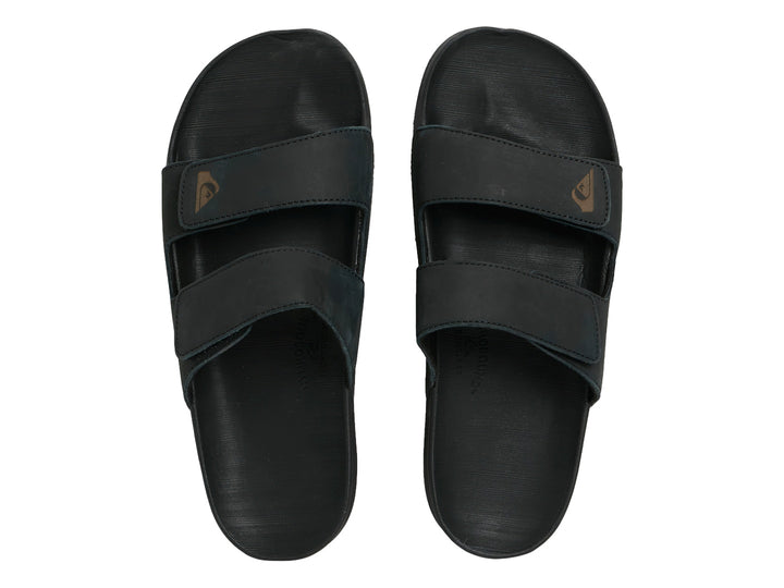 Sandalia negra de cuero Quiksilver con dos correas ajustables y suela plana.