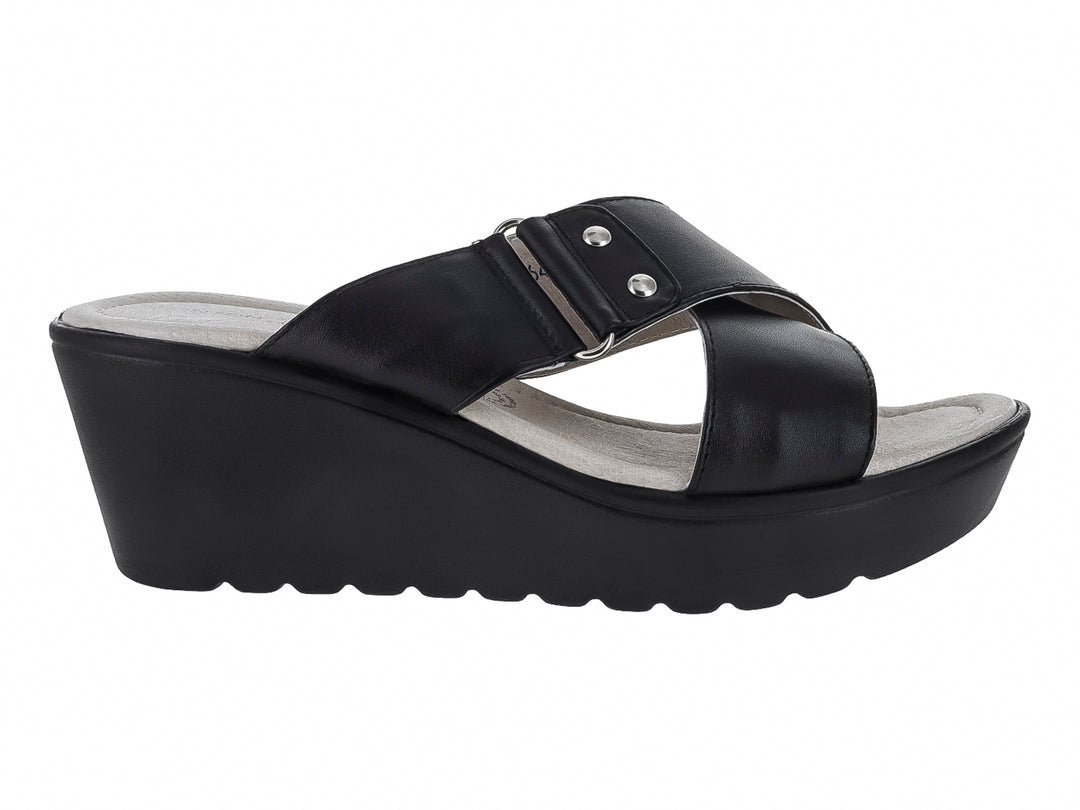 Sandalia de plataforma color negro para mujer con tira ancha y suela texturizada.