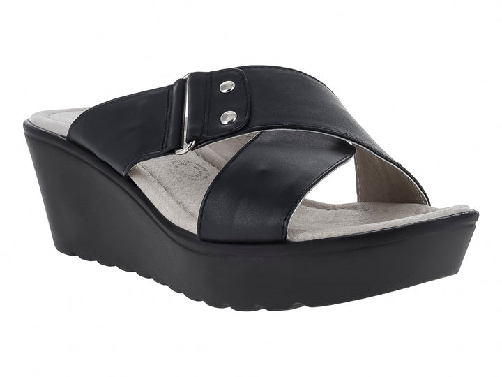 Sandalia de plataforma color negro para mujer con tira ancha y suela texturizada.