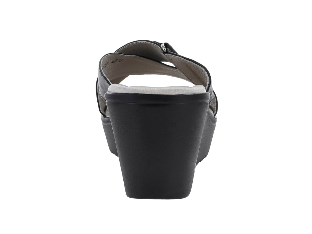 Sandalia de plataforma color negro para mujer con tira ancha y suela texturizada.