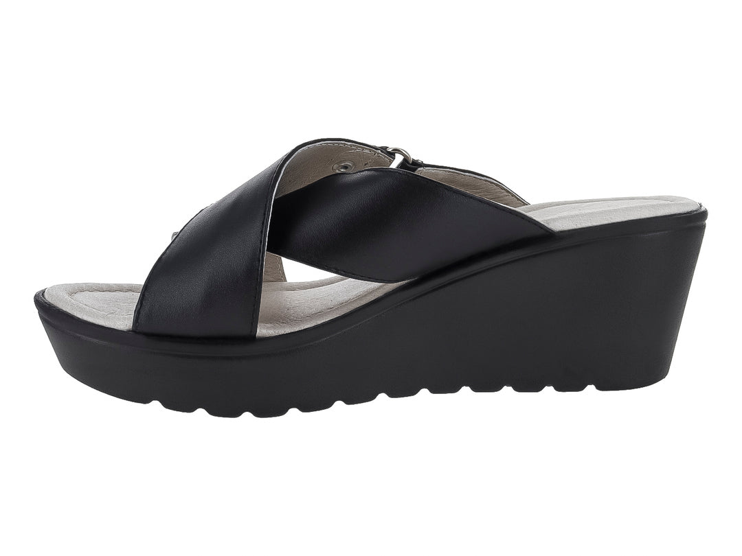 Sandalia de plataforma color negro para mujer con tira ancha y suela texturizada.