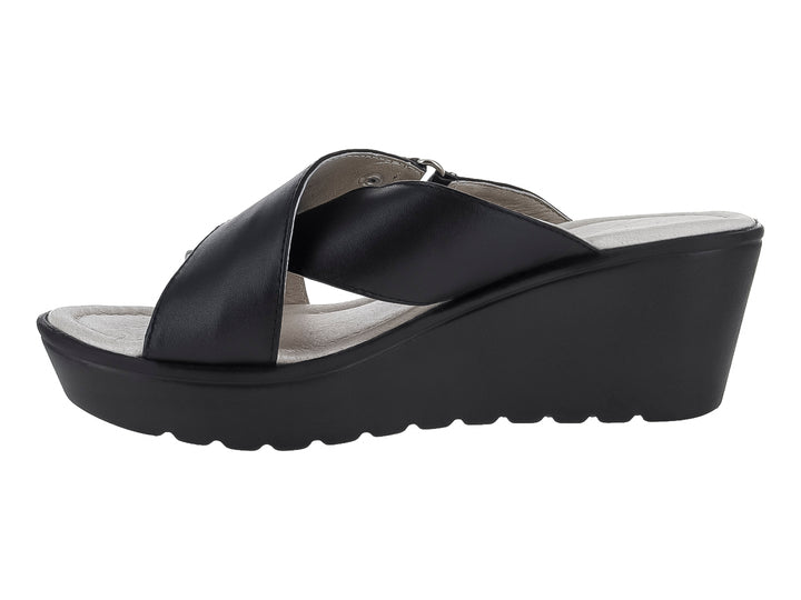 Sandalia de plataforma color negro para mujer con tira ancha y suela texturizada.