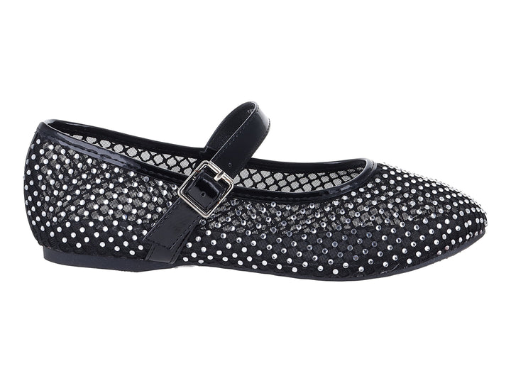 Zapato plano negro con malla, detalles brillantes y correa con hebilla.