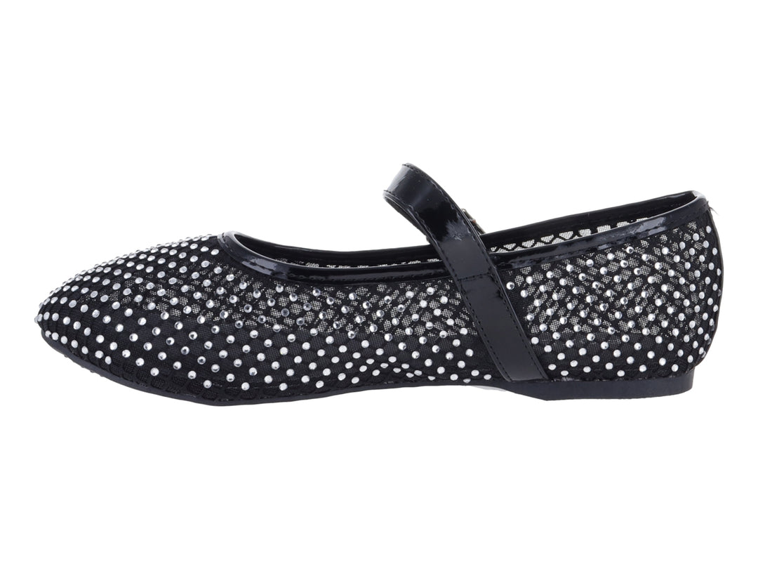 Zapato plano negro con malla, detalles brillantes y correa con hebilla.