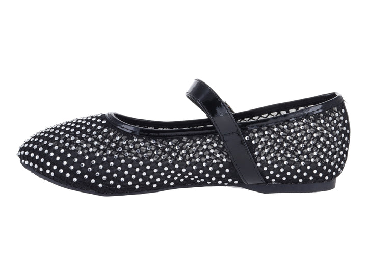 Zapato plano negro con malla, detalles brillantes y correa con hebilla.