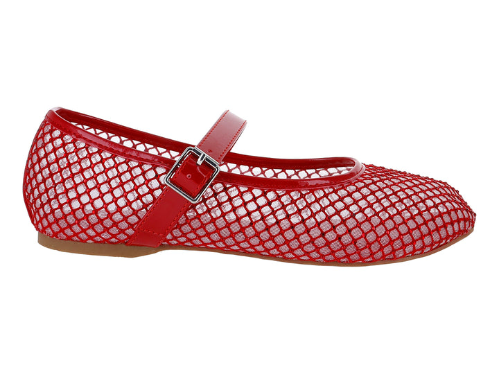 Zapato plano rojo con tejido de malla y correa con hebilla plateada.
