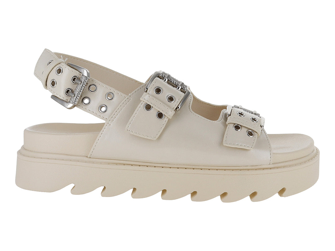 Sandalia de plataforma color beige con tres correas y hebillas plateadas.