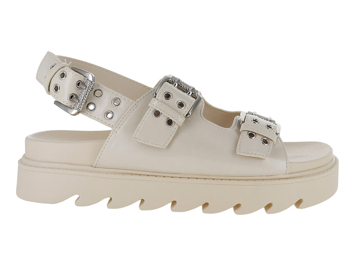 Sandalia de plataforma color beige con tres correas y hebillas plateadas.
