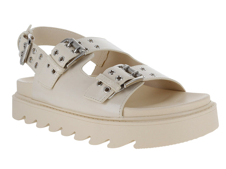Sandalia de plataforma color beige con tres correas y hebillas plateadas.