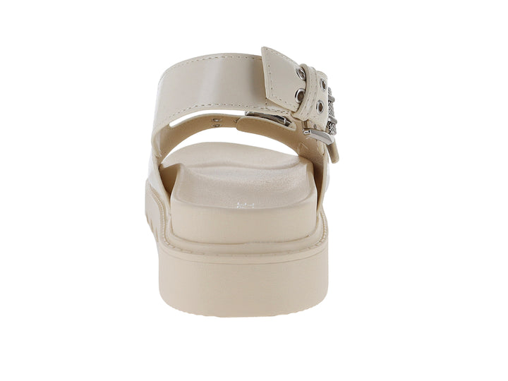 Sandalia de plataforma color beige con tres correas y hebillas plateadas.