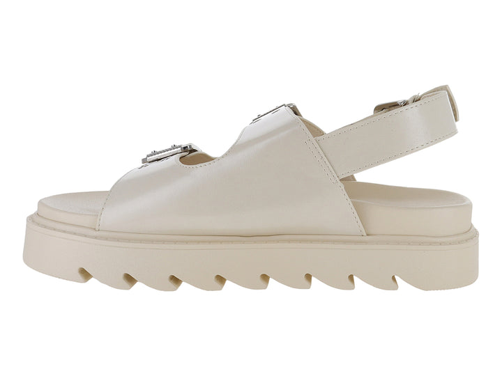 Sandalia de plataforma color beige con tres correas y hebillas plateadas.