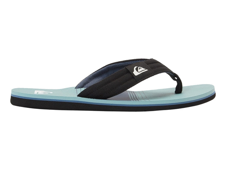 Sandalias Quiksilver de color azul con correas negras y suela negra.