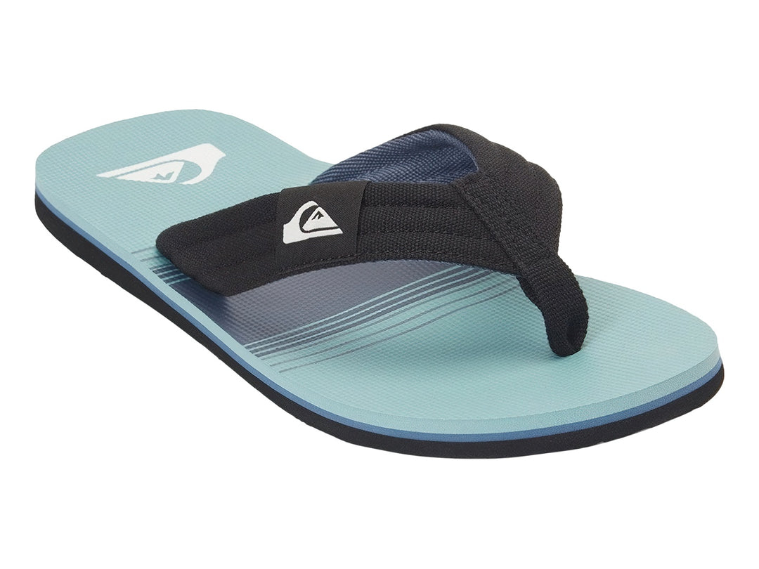 Sandalias Quiksilver de color azul con correas negras y suela negra.