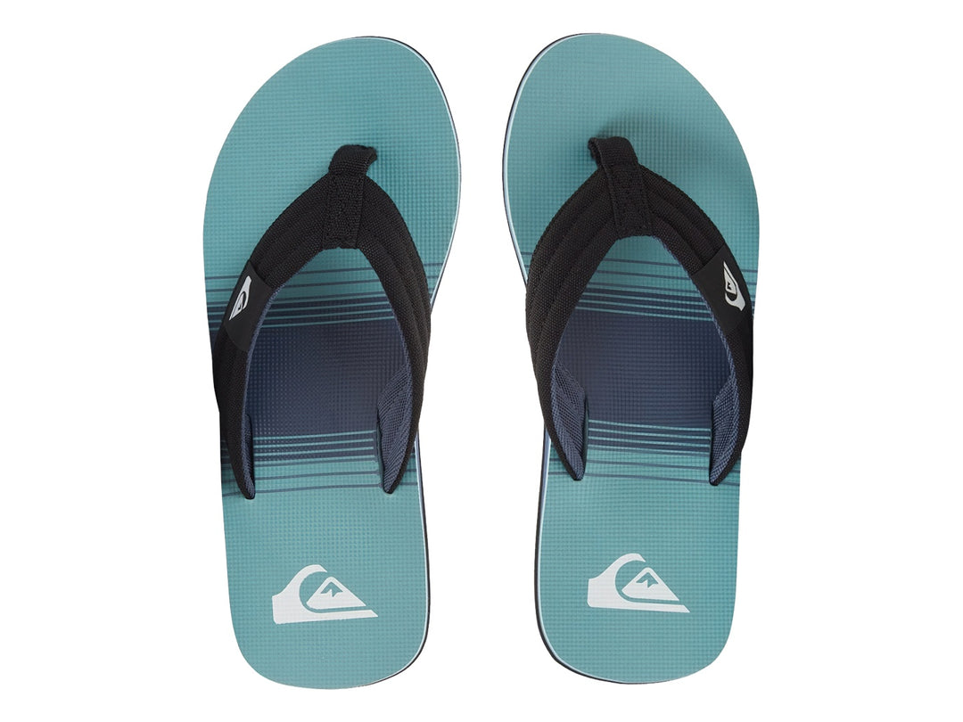 Sandalias Quiksilver de color azul con correas negras y suela negra.