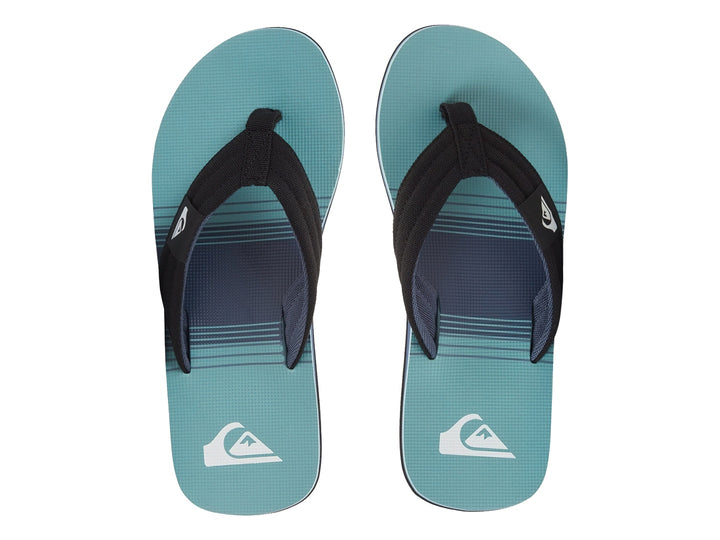 Sandalias Quiksilver de color azul con correas negras y suela negra.