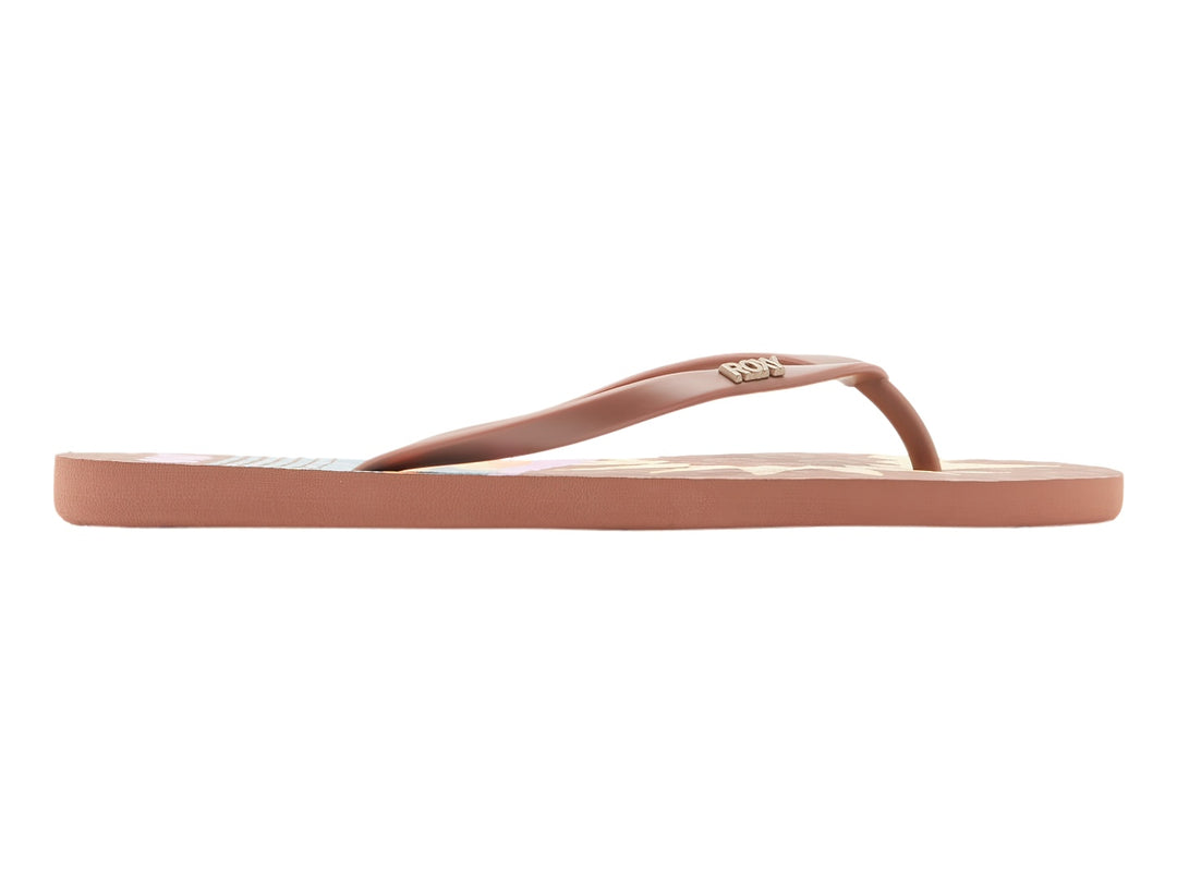 Sandalias tipo flip-flop de color café marca Roxy vistas de perfil sobre fondo blanco.