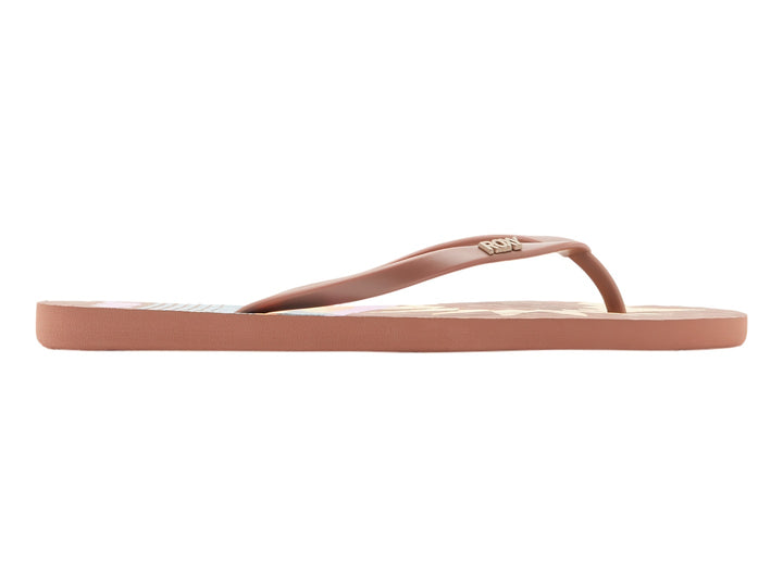 Sandalias tipo flip-flop de color café marca Roxy vistas de perfil sobre fondo blanco.