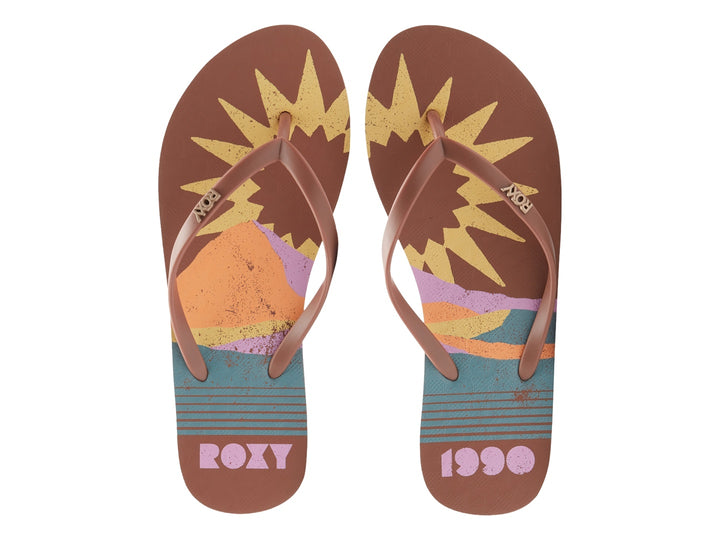 Sandalias tipo flip-flop de color café marca Roxy vistas de perfil sobre fondo blanco.