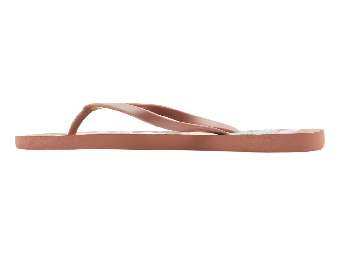 Sandalias tipo flip-flop de color café marca Roxy vistas de perfil sobre fondo blanco.
