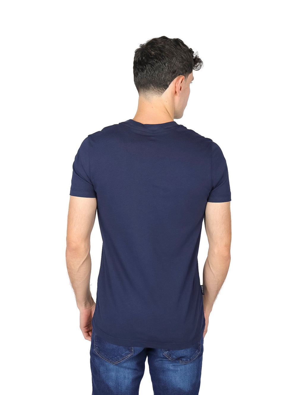 Hombre vistiendo una playera de manga corta en color azul marino.