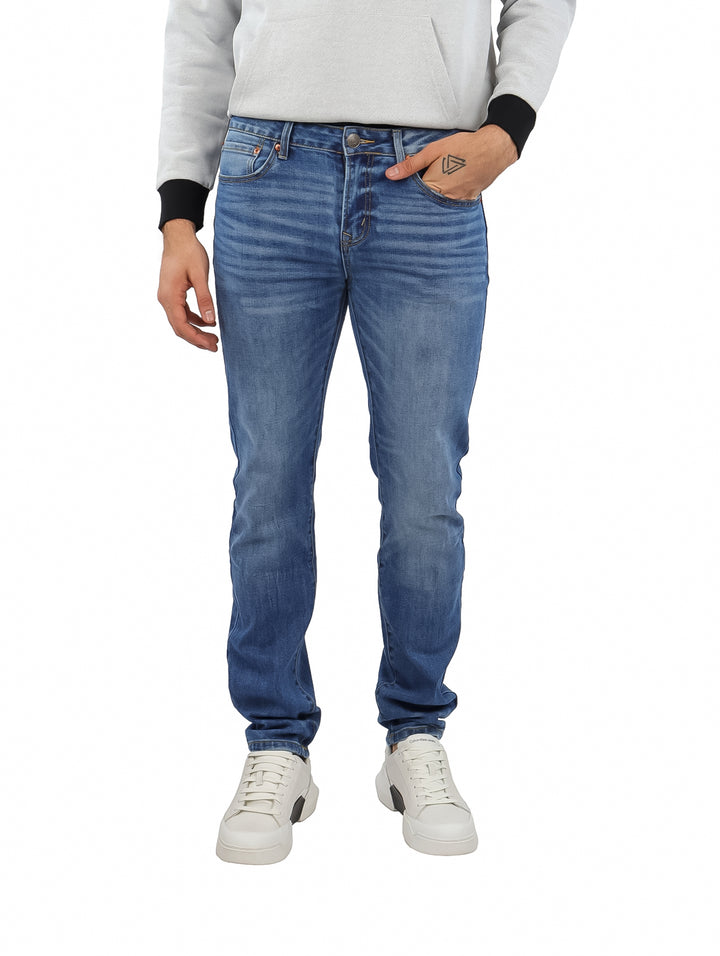 Pantalones jeans color azul con efecto stone wash y corte ajustado.