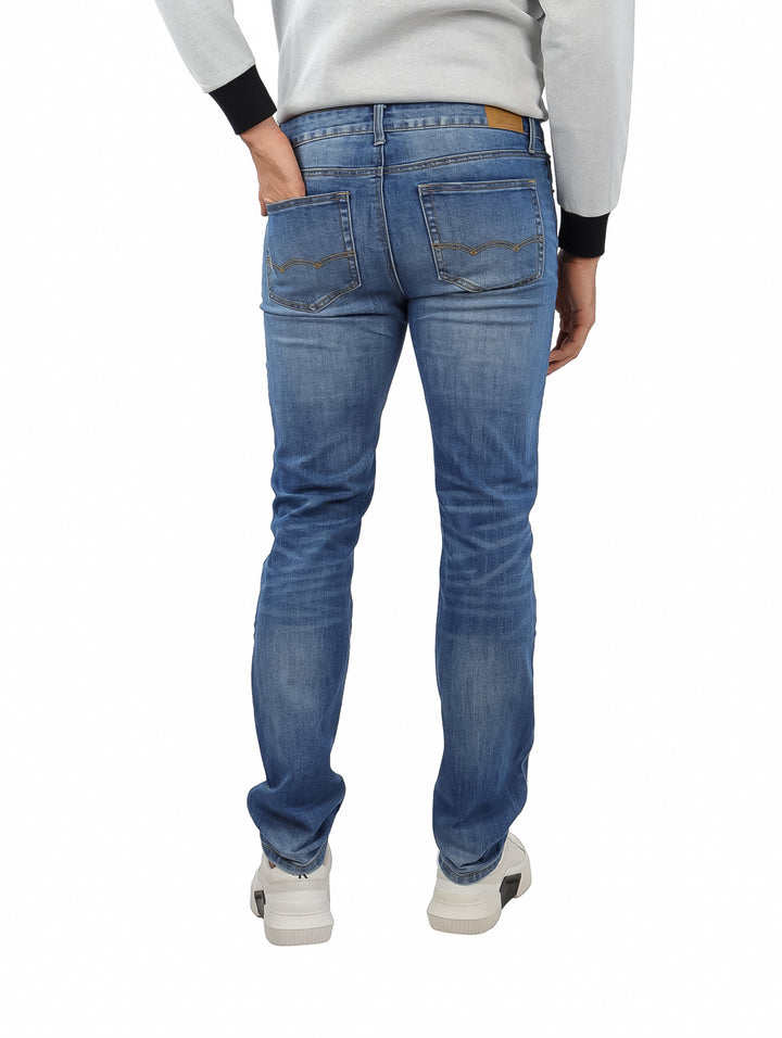 Pantalones jeans color azul con efecto stone wash y corte ajustado.