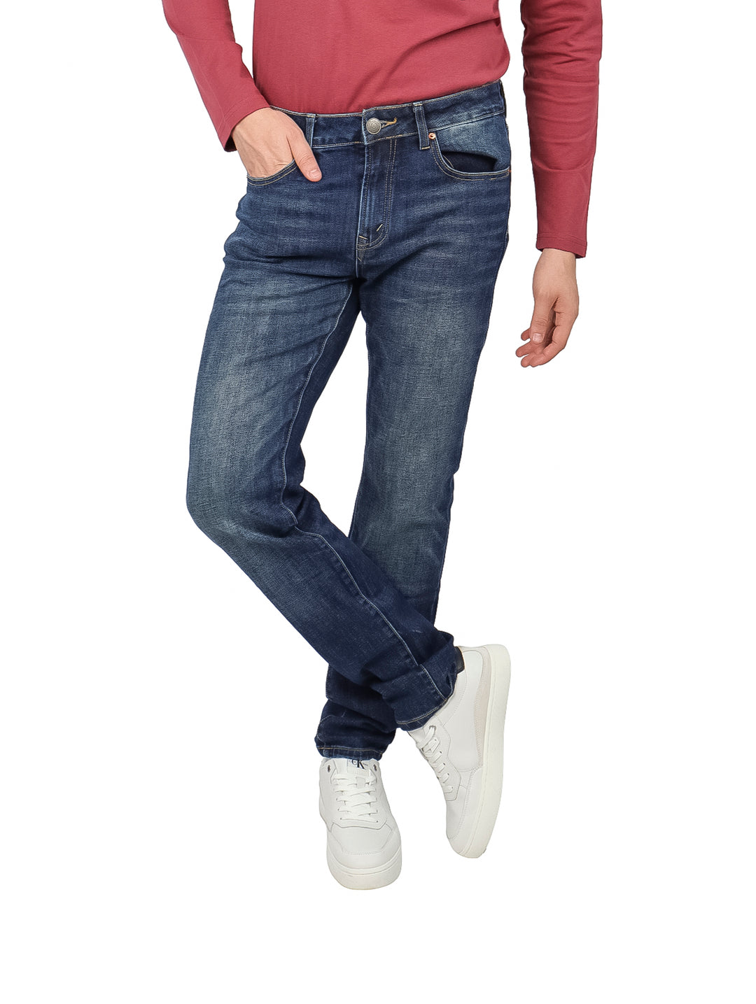 Hombre vistiendo pantalones de mezclilla color stone wash azul oscuro.