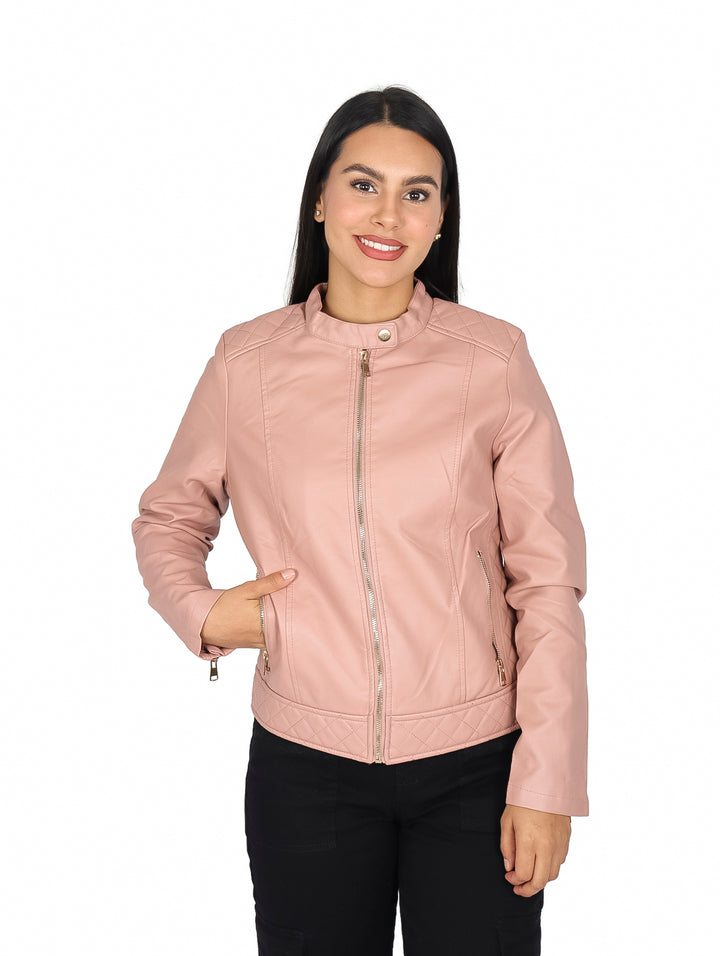 Mujer vistiendo una chamarra de vinipiel color mauve con detalles acolchados y cierre frontal.