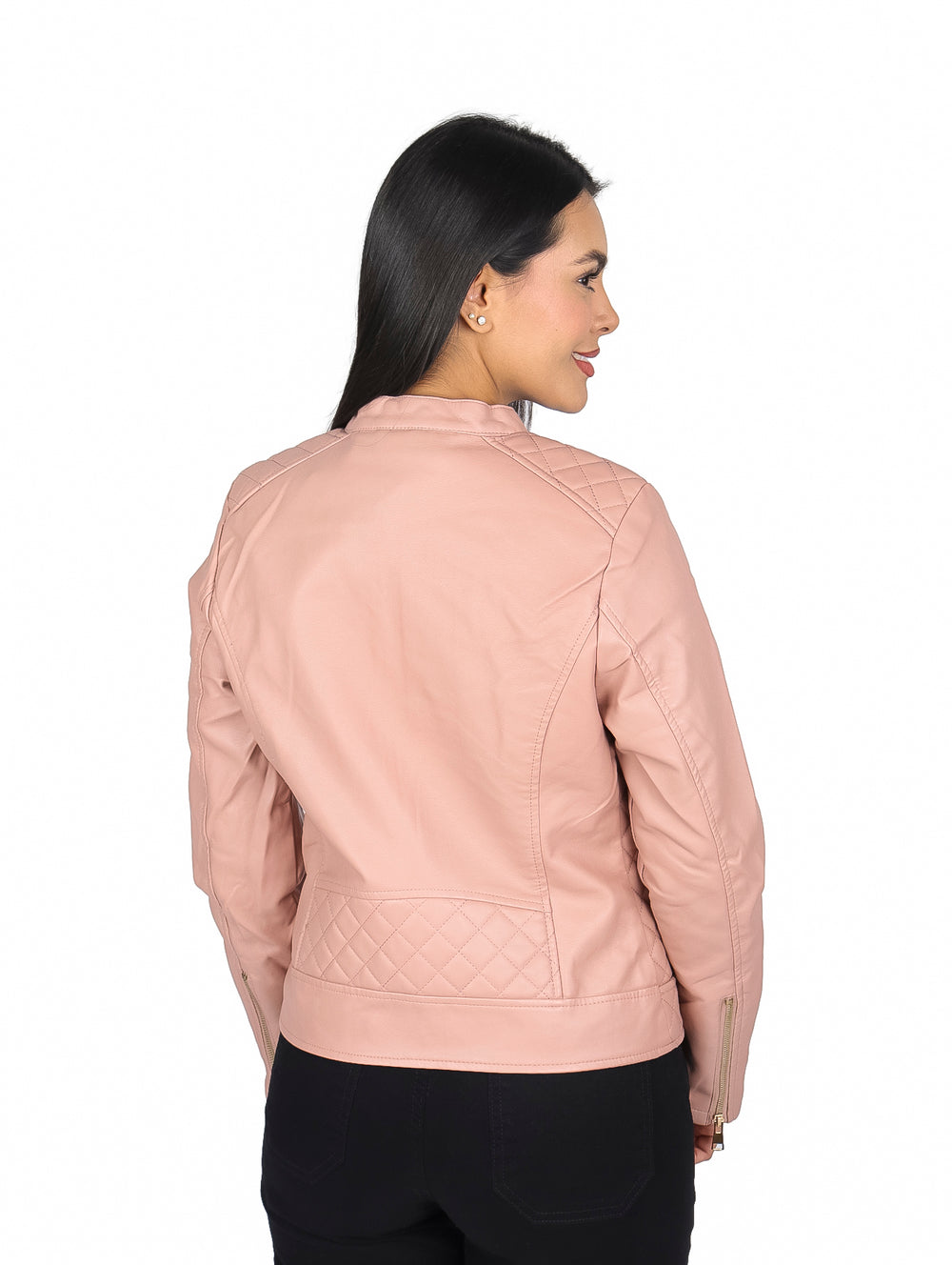 Mujer vistiendo una chamarra de vinipiel color mauve con detalles acolchados y cierre frontal.