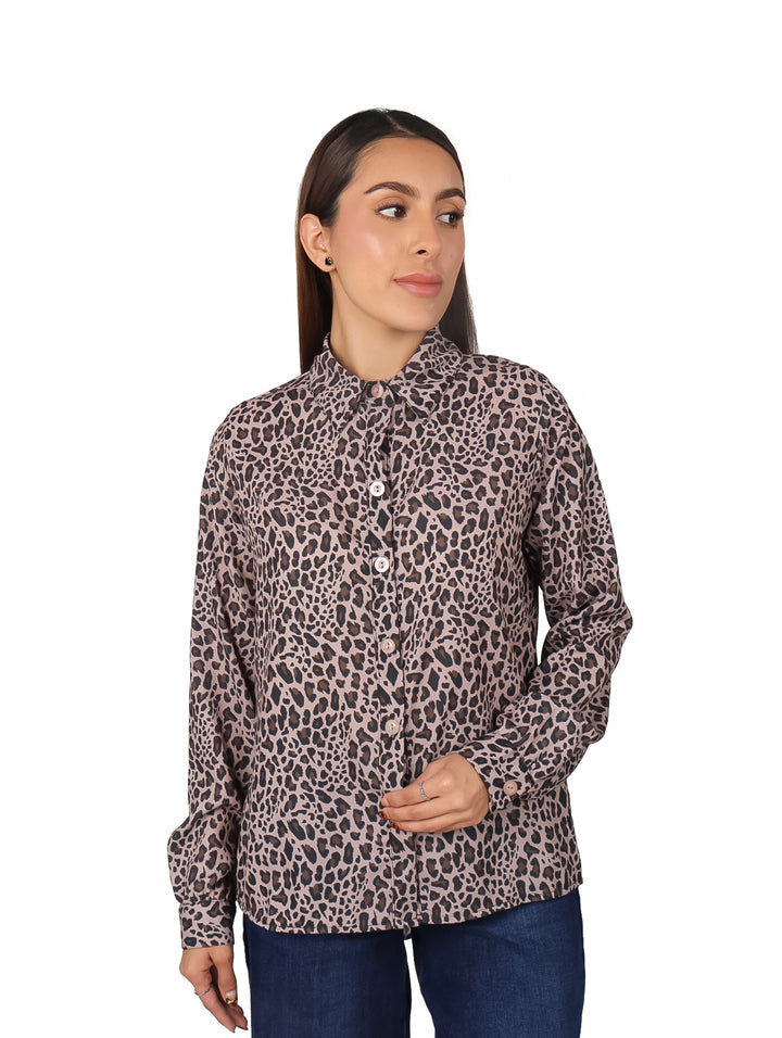 Blusa camisera de manga larga con estampado animal print en tonos mauve y negro.