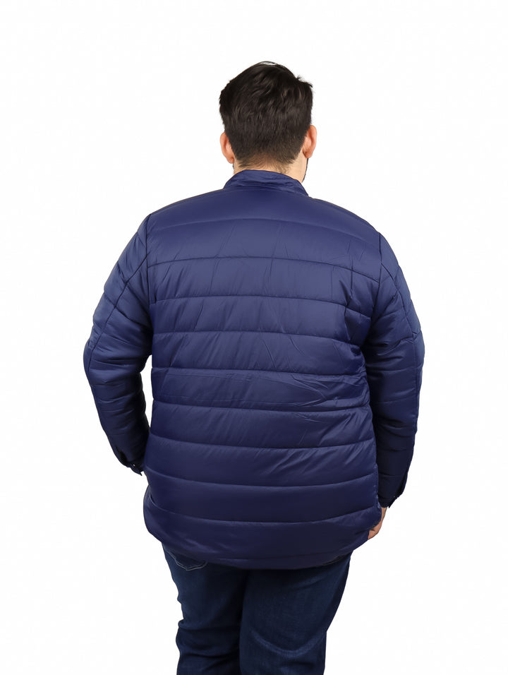 Hombre vistiendo una chamarra color azul marino de la marca Vertical Eagle con bolsillos frontales.