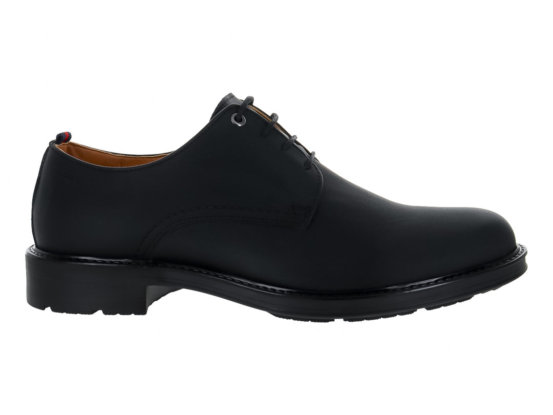 Zapato cerrado color negro de material sintético con cordones y suela plana.