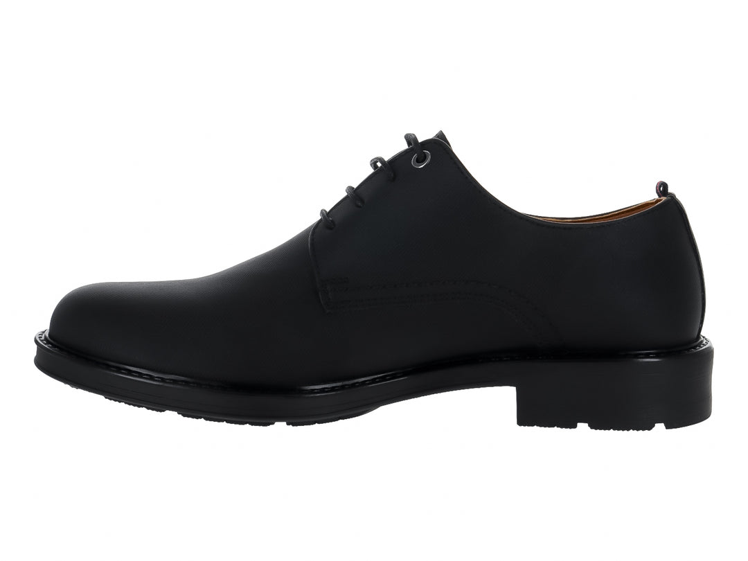 Zapato cerrado color negro de material sintético con cordones y suela plana.