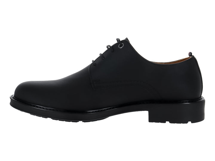 Zapato cerrado color negro de material sintético con cordones y suela plana.
