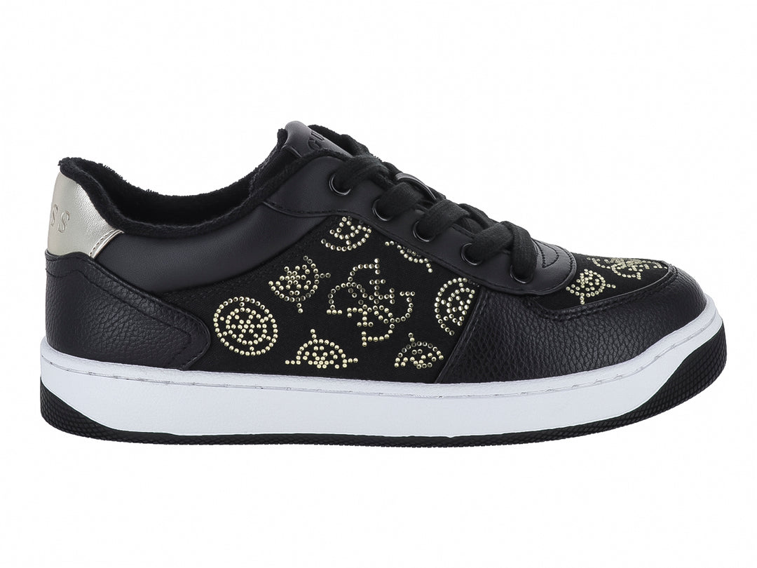 Tenis negros de la marca Guess con detalles decorativos en dorado y suela blanca.
