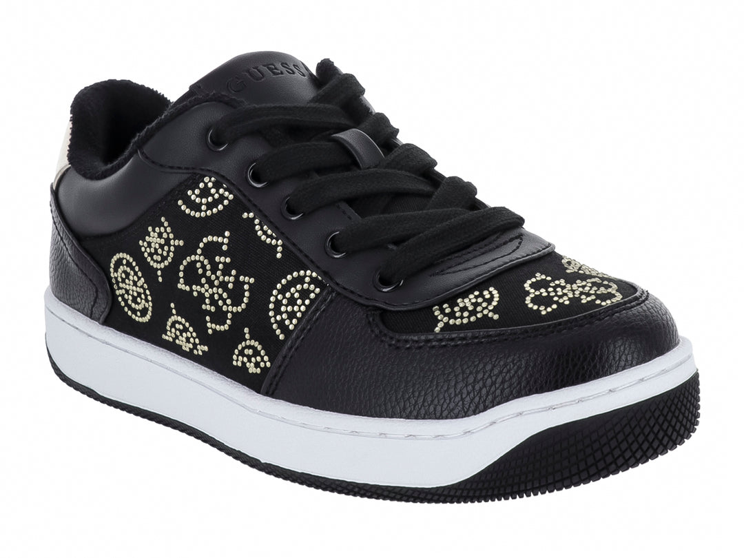 Tenis negros de la marca Guess con detalles decorativos en dorado y suela blanca.