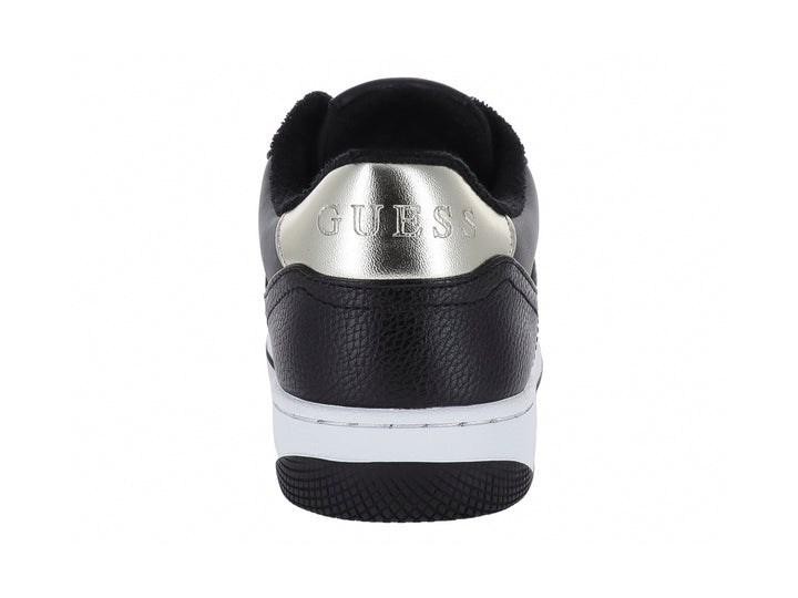 Tenis negros de la marca Guess con detalles decorativos en dorado y suela blanca.