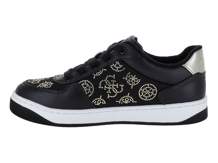 Tenis negros de la marca Guess con detalles decorativos en dorado y suela blanca.