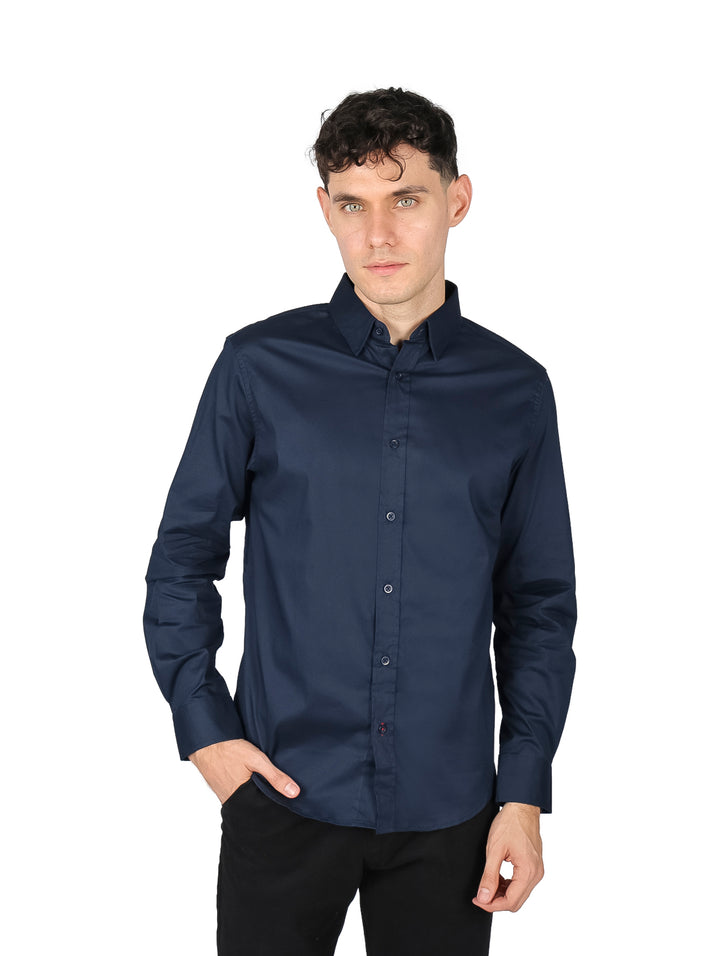 Hombre vistiendo una camisa básica de manga larga en color azul marino con cuello y botones.