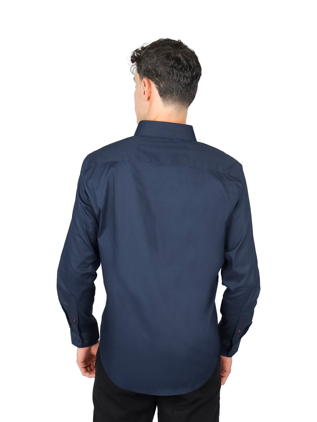 Hombre vistiendo una camisa básica de manga larga en color azul marino con cuello y botones.