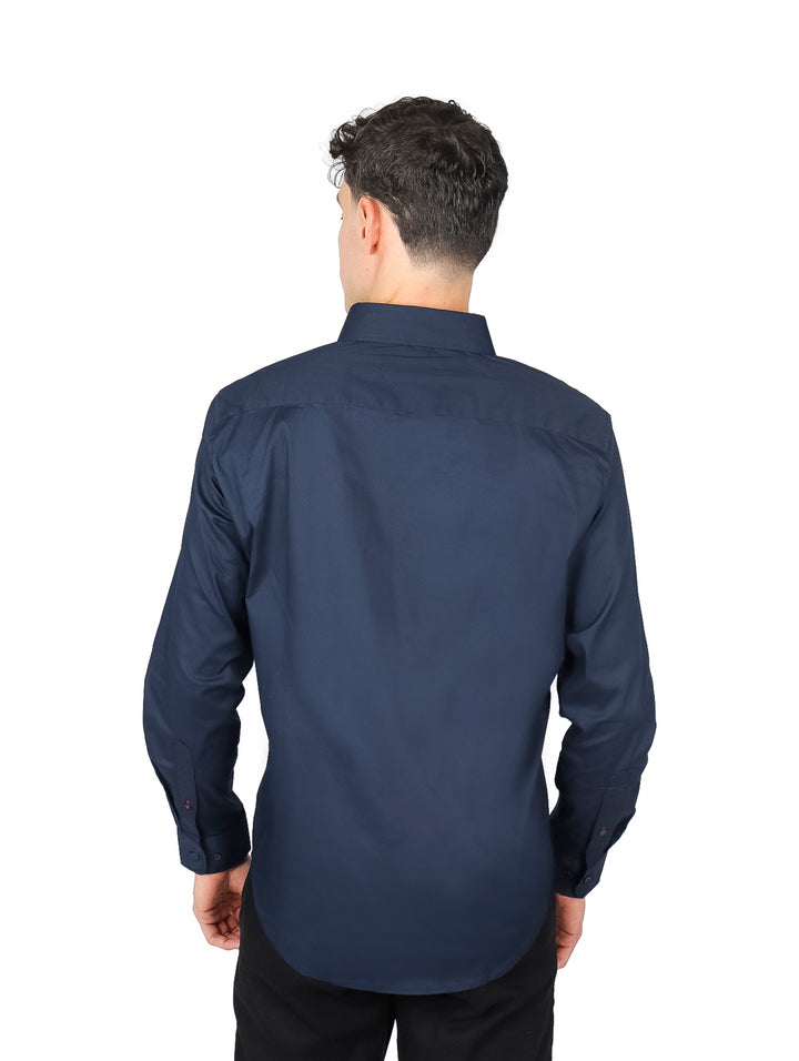 Hombre vistiendo una camisa básica de manga larga en color azul marino con cuello y botones.