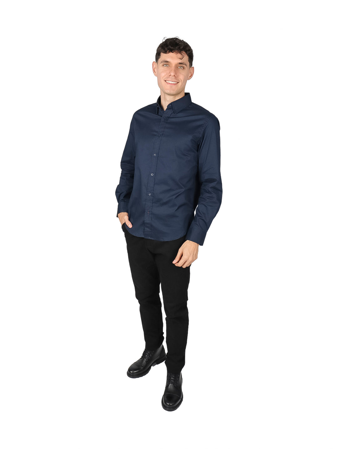 Hombre vistiendo una camisa básica de manga larga en color azul marino con cuello y botones.