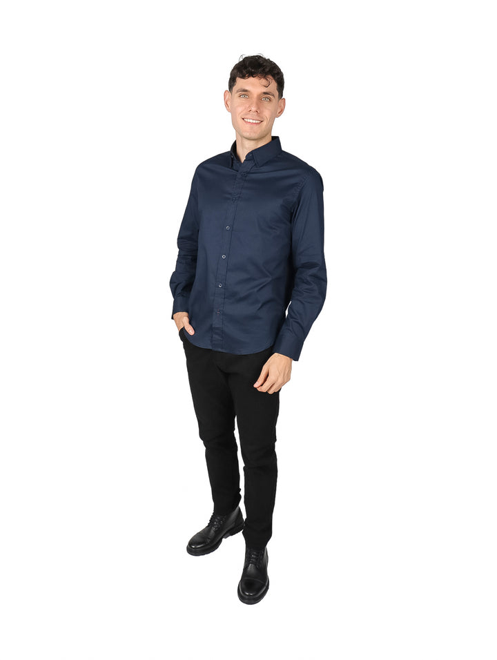 Hombre vistiendo una camisa básica de manga larga en color azul marino con cuello y botones.