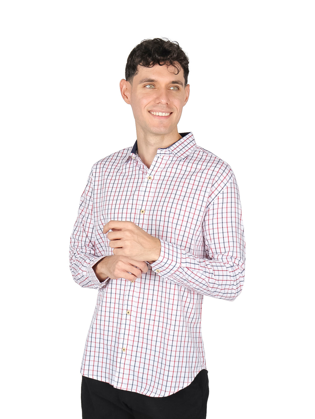 Hombre vistiendo una camisa de manga larga con estampado de cuadros rojos y azules sobre fondo blanco.