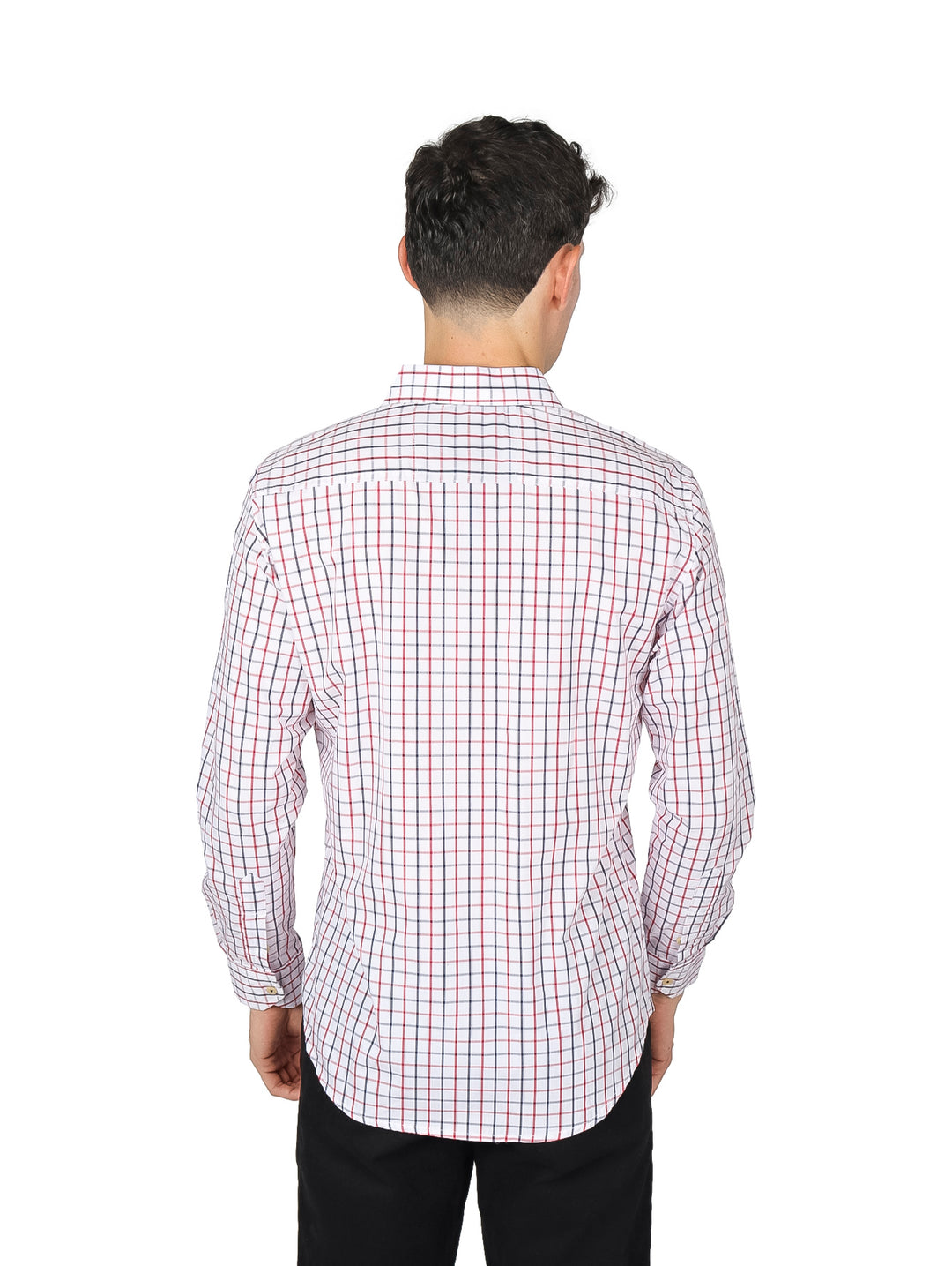 Hombre vistiendo una camisa de manga larga con estampado de cuadros rojos y azules sobre fondo blanco.
